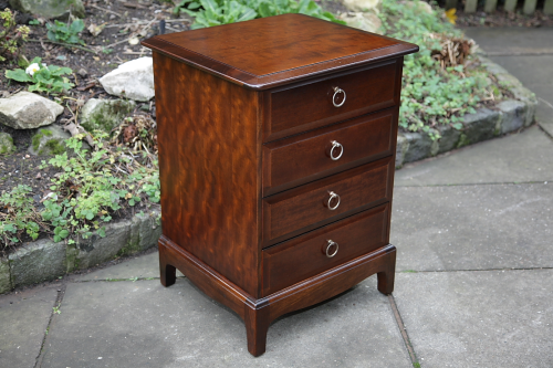 A STAG MINSTREL CHEST OF DRAWERS BEDSIDE CABINET TABLE.