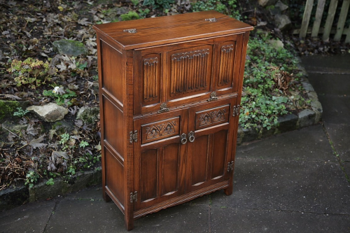 AN OLD CHARM CARVED OAK DRINKS COCKTAIL CABINET CUPBOARD UNIT.