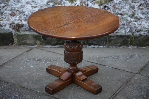 A MELLOWCRAFT CARVED OAK COFFEE WINE OCCASIONAL SIDE TABLE LAMP STAND.