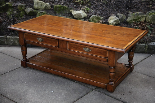 A SOLID OAK TWO DRAWER COFFEE SIDE END OCCASIONAL LAMP TABLE.