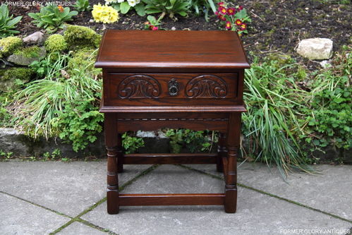 A WOOD BROTHERS OLD CHARM CARVED OAK TUDOR BROWN LAMP TABLE
