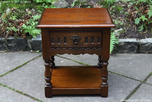 A WOOD BROTHERS OLD CHARM CARVED LIGHT OAK LAMP TABLE