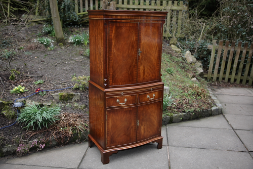 A BEVAN FUNNELL REPRODUX FLAME MAHOGANY COCKTAIL / DRINKS CABINET / CUPBOARD