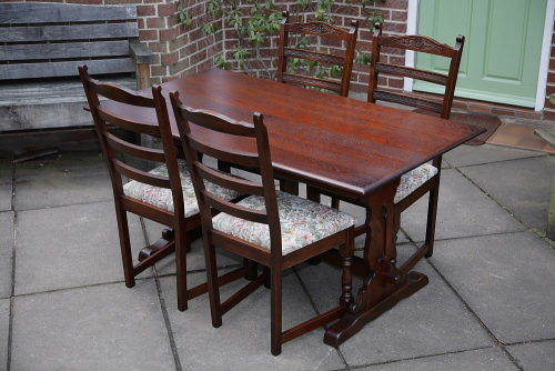 AN OLD CHARM SOLID OAK DINING SET TABLE & 4 DINING CHAIRS.