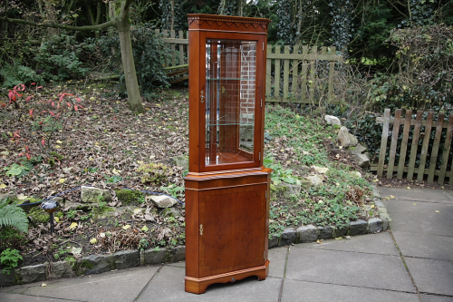A YEW WOOD CORNER SHELVES DISPLAY CABINET CUPBOARD UNIT.