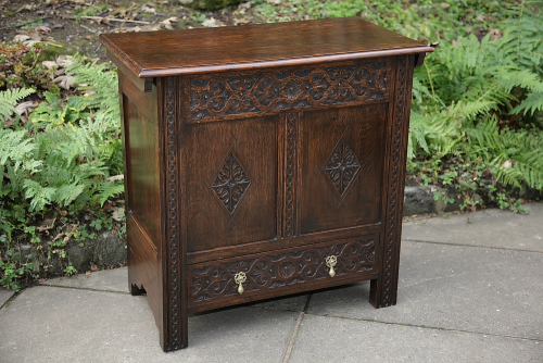 A SOLID OAK CARVED BLANKET CHEST / MULE CHEST / COFFER.