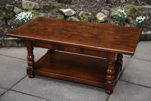 A TITCHMARSH & GOODWIN OAK OCCASIONAL COFFEE SIDE TABLE.