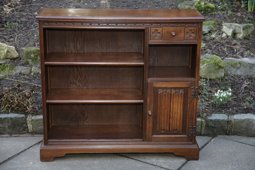 AN OLD CHARM BOOKCASE SHELVES DISPLAY CABINET CUPBOARD.
