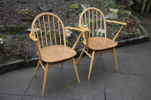 A PAIR OF ERCOL LIGHT ELM WINDSOR DINING ARMCHAIRS CARVERS.