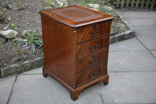 AN ADAM RICHWOOD MAHOGANY OFFICE FILING CABINET WRITING TABLE DRAWERS.