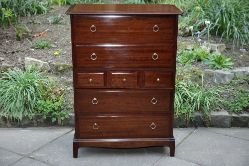 A STAG MINSTREL MAHOGANY BEDROOM CHEST OF DRAWERS DRESSING CABINET.