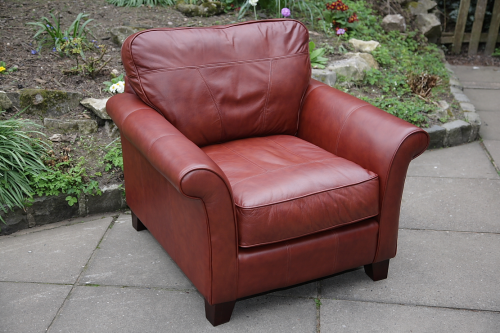 A LEATHER CHESTERFIELD TUB EASY READING CLUB ARMCHAIR SUITE..