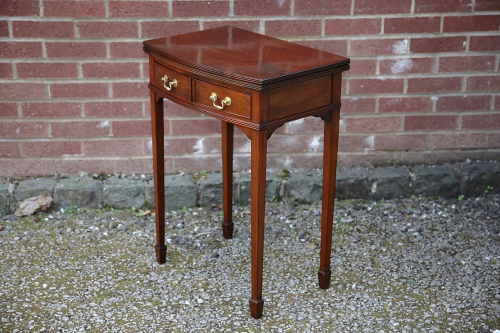AN EDWARDIAN MAHOGANY CARD GAMES SIDE END HALL LAMP WINE TABLE STAND.