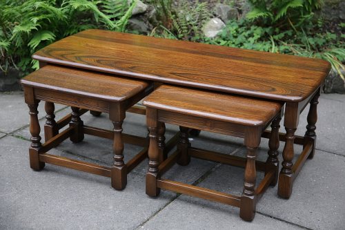 AN ERCOL TRINITY ELM NEST OF THREE SIDE END COFFEE OCCASIONAL TABLES.