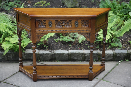 A WOOD BROTHERS OLD CHARM LIGHT OAK CANTED CONSOLE / HALL TABLE.