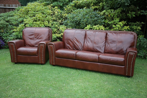 AN ITALIAN LEATHER CHESTERFIELD SETTEE COUCH SOFA SUITE ARMCHAIRS.