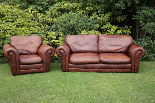 A LEATHER CHESTERFIELD SETTEE COUCH SOFA TWO PIECE SUITE ARMCHAIRS
