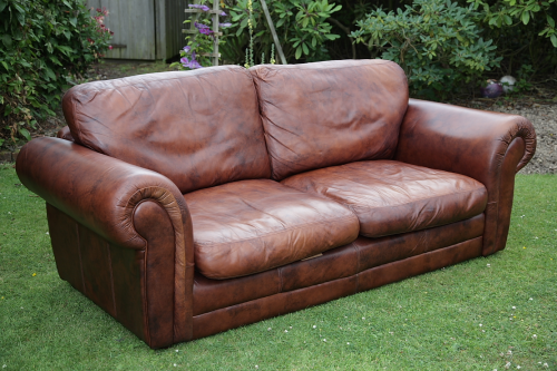 A BROWN LEATHER CHESTERFIELD SETTEE COUCH SOFA CHAISE SEAT CHAIR SUITE ARMCHAIR.