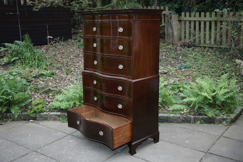 AN EDWARDIAN MAHOGANY SERPENTINE FRONTED CHEST OF DRAWERS CHEST ON CHEST DRESSING CABINET.