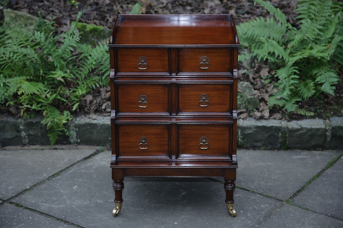 A MAHOGANY CHEST OF DRAWERS BEDSIDE CABINET SIDE END LAMP COFFEE TABLE STAND.