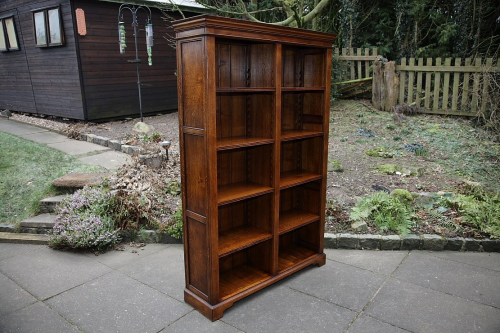 A TITCHMARSH AND GOODWIN STYLE SOLID OAK OFFICE OPEN BOOKCASE BOOKSHELVES DISPLAY CABINET.
