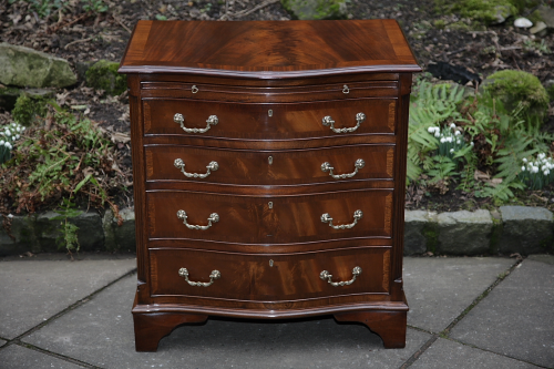 A FLAME MAHOGANY BEDROOM CHEST OF DRAWERS DRESSING CABINET BEDSIDE LAMP TABLE BLANKET CHEST.