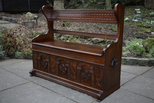 AN OLD CHARM JAYCEE STYLE CARVED OAK MONKS BENCH SETTLE PEW HALL SEAT ARMCHAIR BLANKET CHEST BOX.