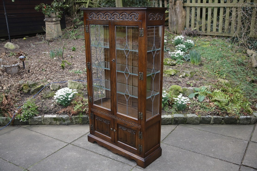 AN OLD CHARM WOOD BROS LIGHT OAK CHINA DISPLAY CABINET CUPBOARD BOOKCASE SHELVES.