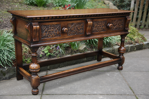 A TITCHMARSH AND GOODWIN STYLE CARVED SOLID OAK SIDEBOARD DRESSER BASE HALL TABLE.