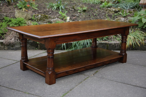 A TITCHMARSH & GOODWIN STYLE SOLID OAK POTBOARD SIDE END OCCASIONAL COFFEE TABLE.