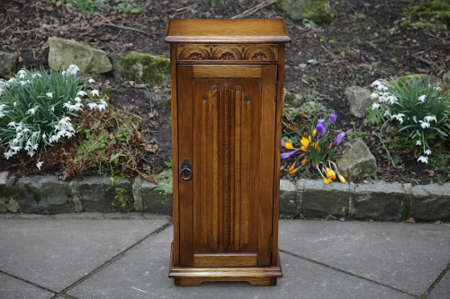 AN OLDE COURT OLD CHARM JAYCEE STYLE CARVED OAK CD DISC CABINET CUPBOARD STAND UNIT.