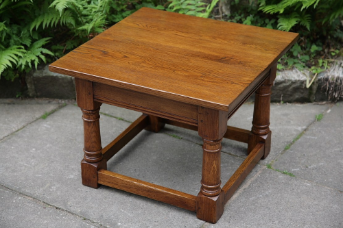 A TITCHMARSH AND GOODWIN STYLE SOLID OAK SIDE END OCCASIONAL LAMP COFFEE TABLE.