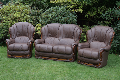 A GIGLI CHESTERFIELD ITALIAN LEATHER THREE PIECE SUITE SETTEE SOFA COUCH ARMCHAIRS.