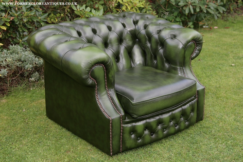 AN ANTIQUE GREEN LEATHER CHESTERFIELD BUTTON BACK CLUB ARMCHAIR SOFA SUITE SETTEE.