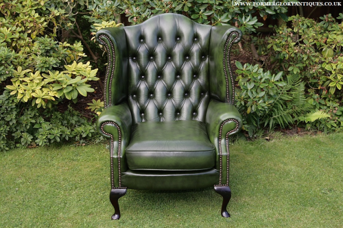 AN ANTIQUE GREEN LEATHER CHESTERFIELD BUTTON WING-BACK ARMCHAIR SOFA SUITE SETTEE.