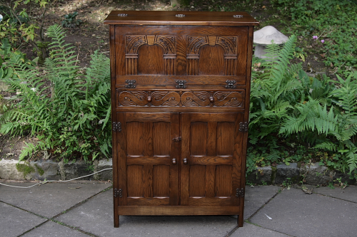 A BEVAN FUNNELL REPRODUX CARVED OAK DRINKS COCKTAIL WINE CABINET CUPBOARD SIDEBOARD TABLE.