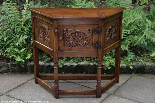 A TITCHMARSH AND GOODWIN STYLE SOLID OAK HALL PHONE LAMP TABLE CABINET CUPBOARD.