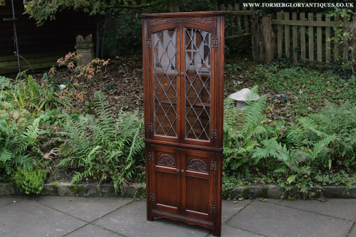 AN OLD CHARM WOOD BROS TUDOR BROWN CORNER DISPLAY CABINET CUPBOARD BOOKCASE SHELVES LAMP STAND TABLE UNIT.