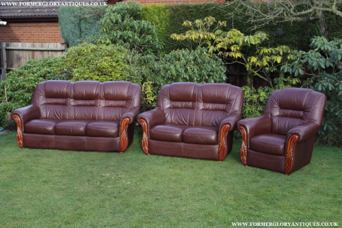 AN ITALIAN LEATHER CHESTERFIELD WING-BACK THREE PIECE SUITE SETTEE COUCH ARMCHAIRS SOFA.