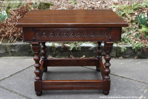 AN OLD CHARM TUDOR OAK OCCASIONAL COFFEE LAMP SIDE END HALL BEDSIDE TABLE STAND.