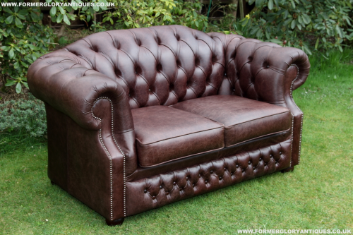 A BROWN / RED LEATHER CHESTERFIELD SETTEE COUCH SOFA CLUB BUTTON BACK ARMCHAIR SUITE