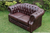 A BROWN / RED LEATHER CHESTERFIELD SETTEE COUCH SOFA CLUB BUTTON BACK ARMCHAIR SUITE