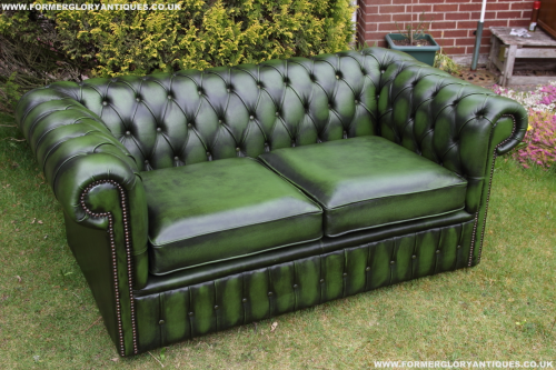 AN ANTIQUE GREEN LEATHER CHESTERFIELD SETTEE COUCH SOFA CLUB BUTTON BACK ARMCHAIR