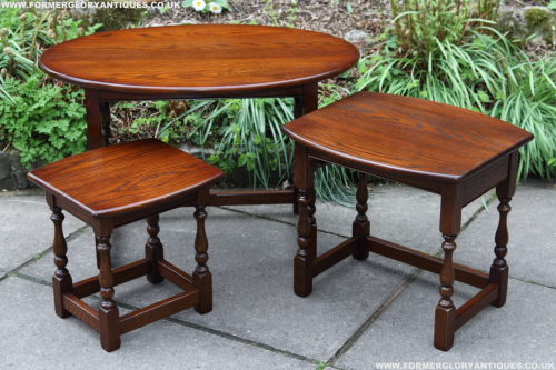 AN OLD CHARM NEST OF THREE OVAL TUDOR BROWN OAK COFFEE SIDE END OCCASIONAL LAMP TEA TABLES