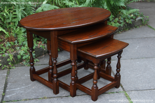 AN OLD CHARM WOOD BROTHERS NEST OF THREE OVAL TUDOR BROWN OAK COFFEE SIDE END OCCASIONAL LAMP TABLES