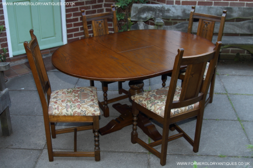 AN OLD CHARM WOOD BROTHERS LIGHT OAK ROUND PEDESTAL KITCHEN DINING TABLE & 4 DINING CHAIRS.