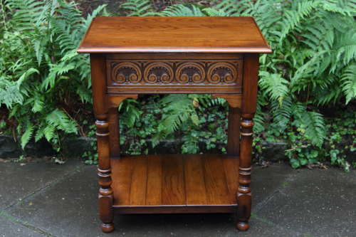 A TITCHMARSH AND GOODWIN STYLE SOLID OAK HALL LAMP PHONE TABLE SIDEBOARD TV STAND