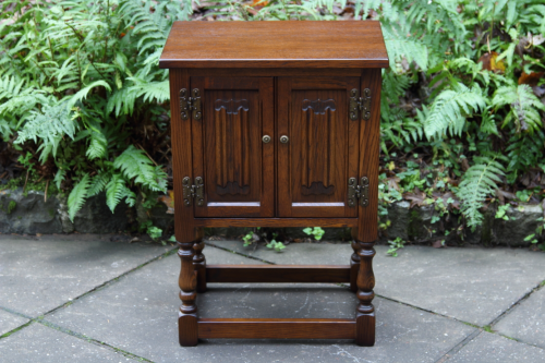AN OLD CHARM WOOD BROTHERS LIGHT OAK BEDSIDE CABINET LAMP PHONE HALL COFFEE TABLE POT CUPBOARD