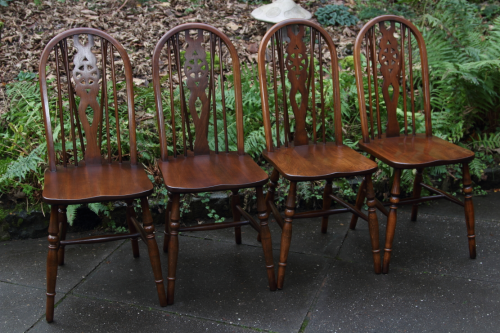 A SET OF 4 OLD CHARM TUDOR BROWN DINING TABLE WHEELBACK KITCHEN WINDSOR CHAIRS + CUSHIONS