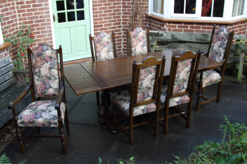 A JAYCEE OLD CHARM CARVED OAK KITCHEN DINING SET TABLE SIX CHAIRS CARVERS ARMCHAIRS